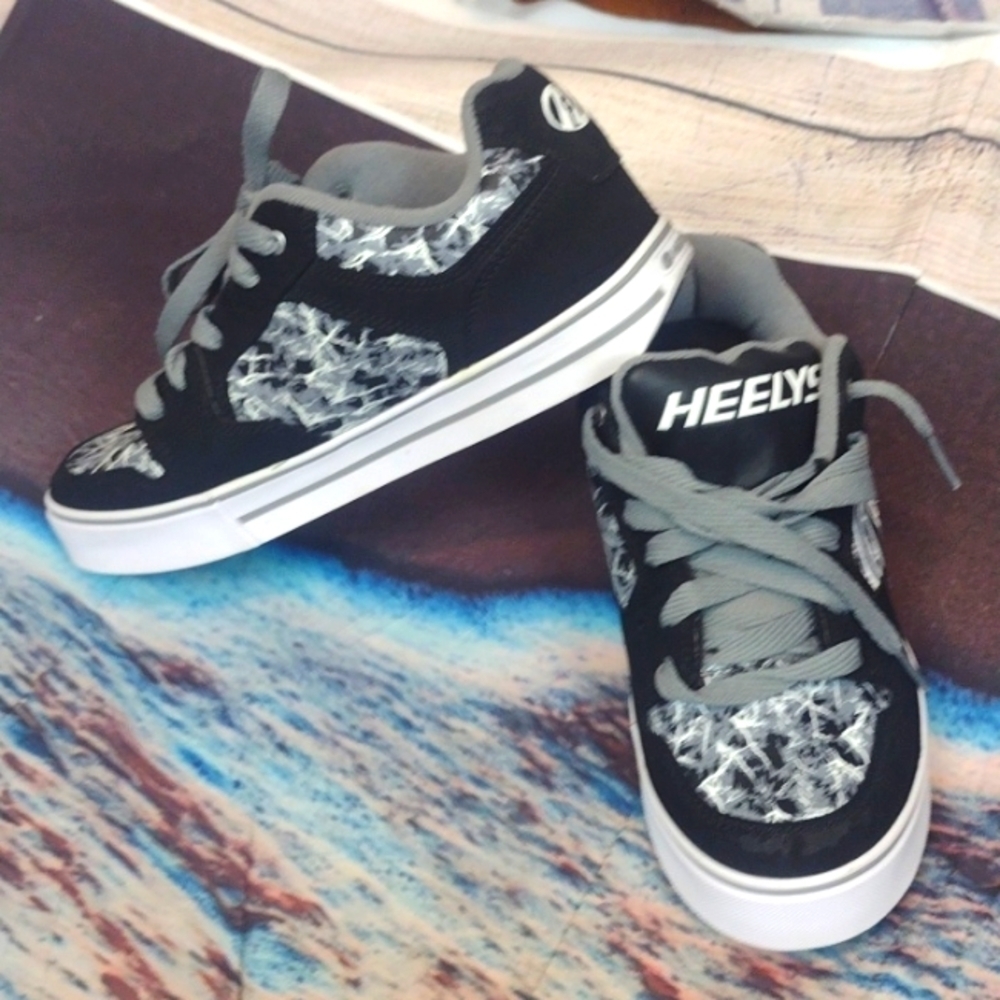 HEELYS shoes size 7